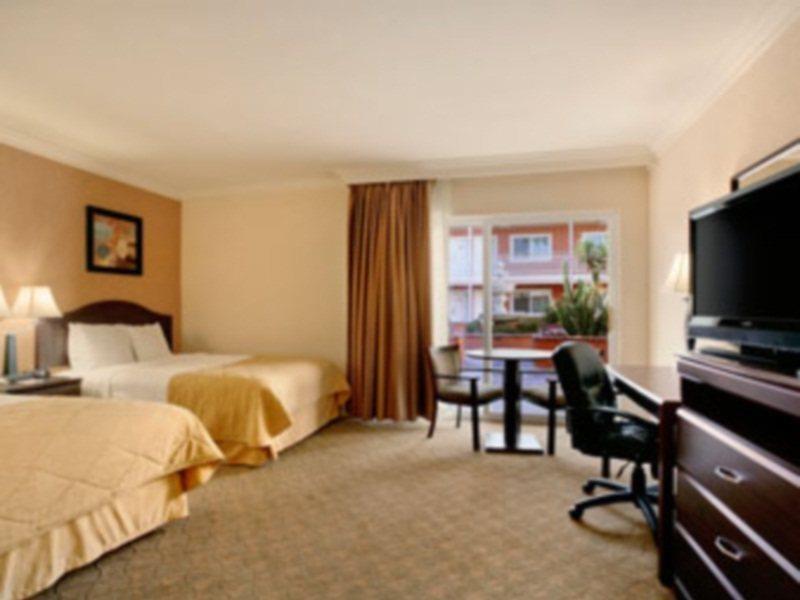 The Live Hotel Los Angeles Room photo